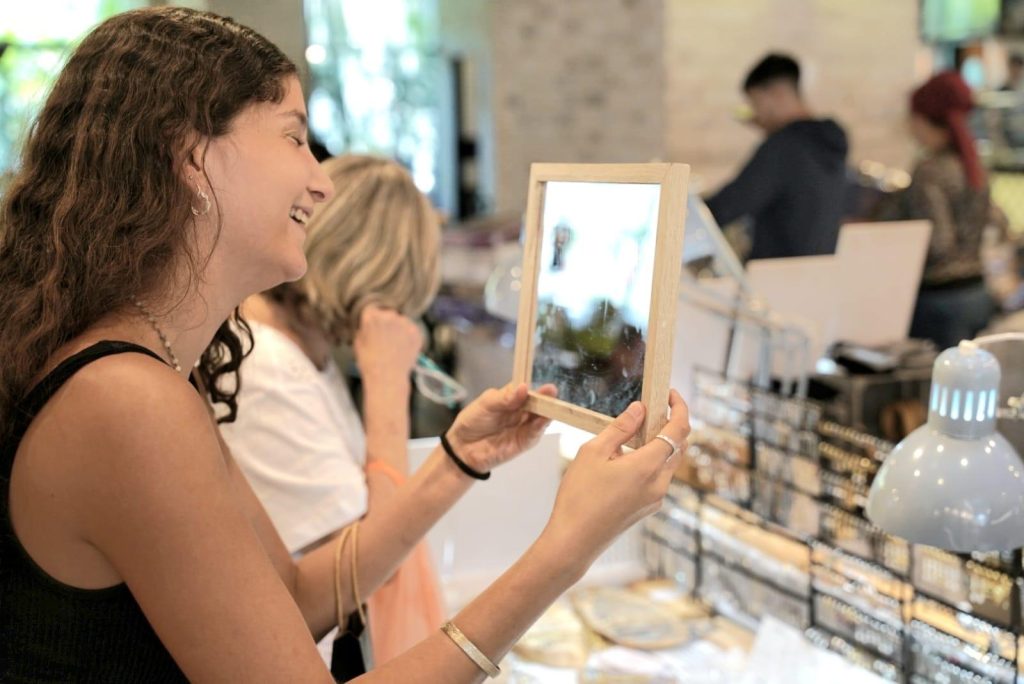 תמונה של דוכן למכירת תכשיטים ביריד עסקים מהצפון