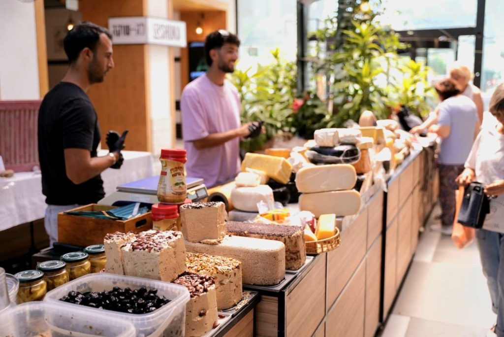 תמונה של דוכן למכירת גבינות יד עסקים מהצפון