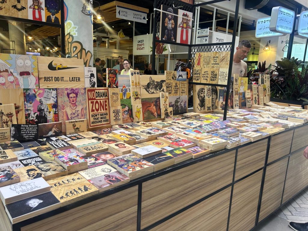 תמונה של דוכן למכירת תמונות ביריד עסקים מהצפון