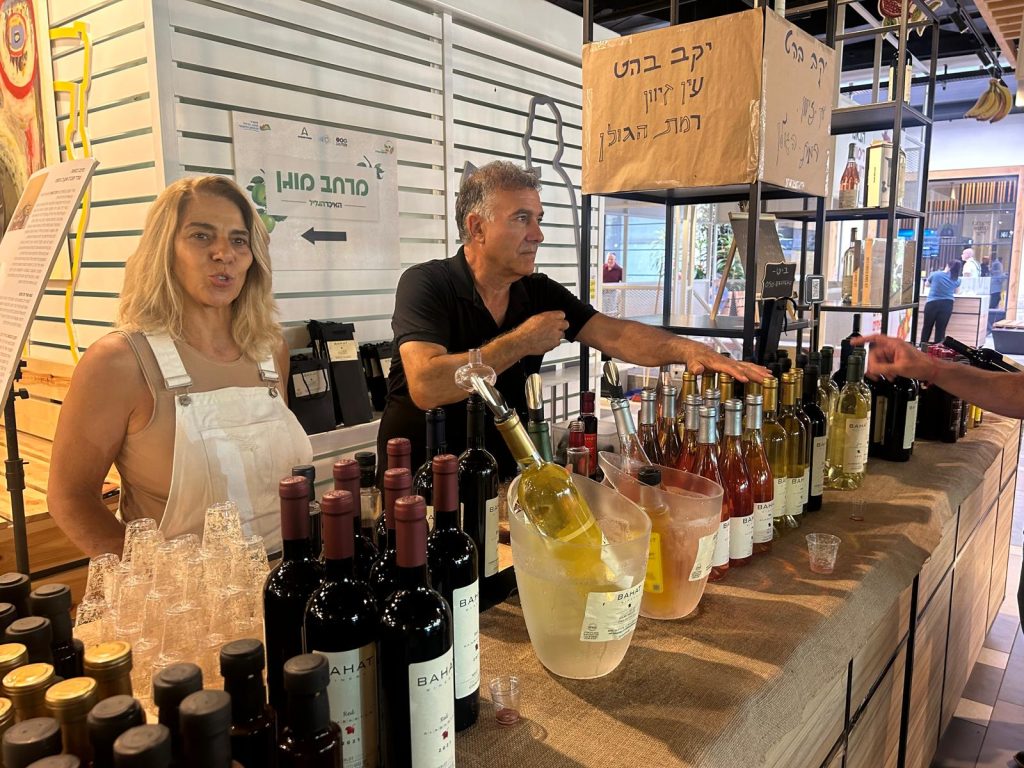 תמונה של דוכן למכירת יין ביריד עסקים מהצפון