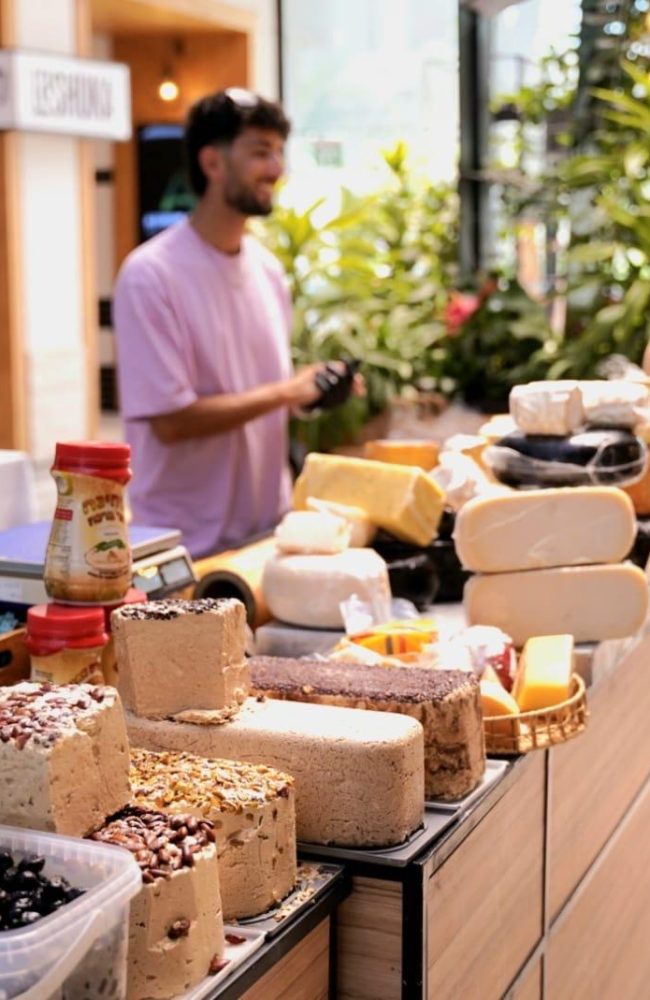 WhatsApp Image 2024-09-29 at 10.54.40 תמונה של דוכן למכירת גבינות יד עסקים מהצפון