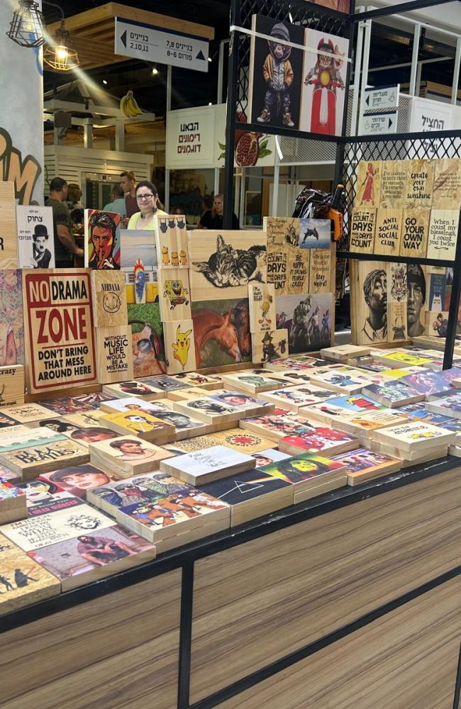 WhatsApp Image 2024-09-29 at 10.54.41 תמונה של דוכן למכירת תמונות ביריד עסקים מהצפון