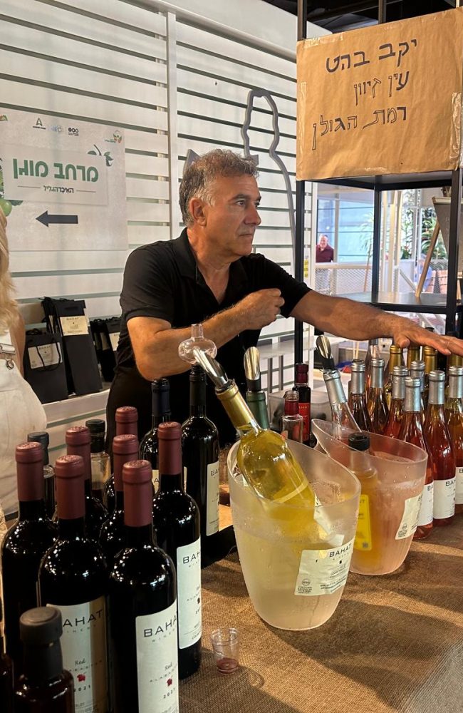 WhatsApp Image 2024-09-29 at 10.54.42 תמונה של דוכן למכירת יין ביריד עסקים מהצפון